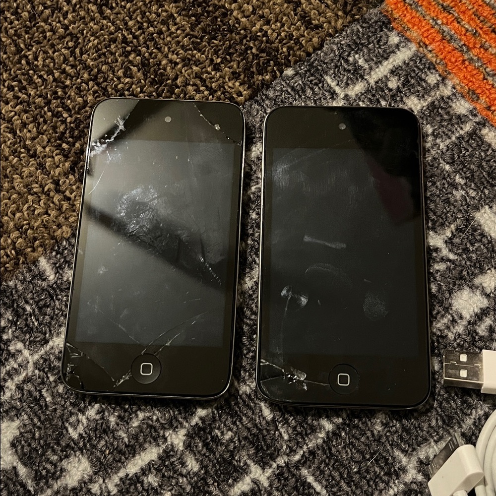 Apple Silver iPod Touch with USB Cable - Picture 2 of 5